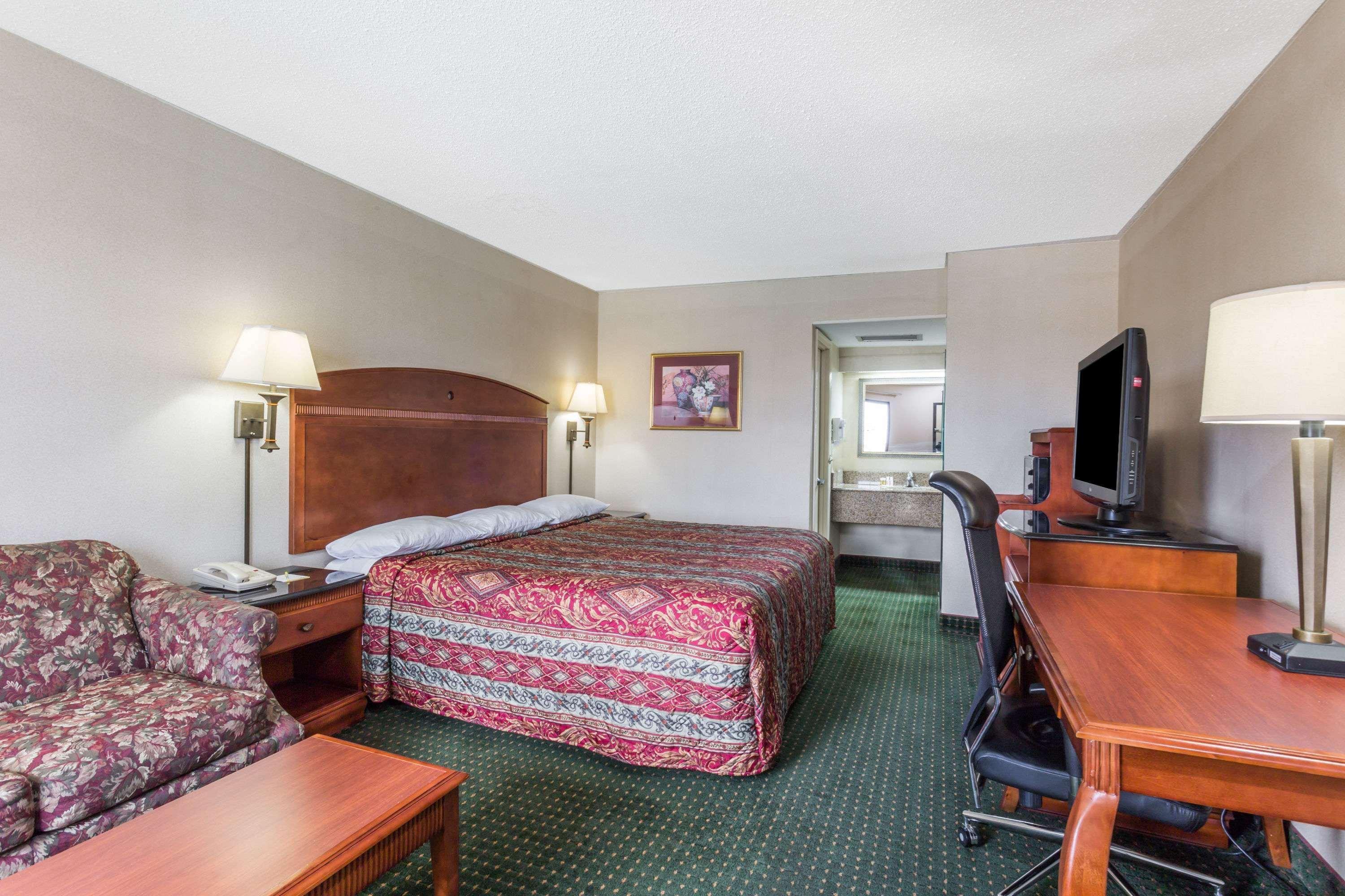 Days Inn By Wyndham Camp Springs Andrews Afb Экстерьер фото